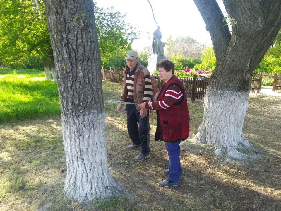 На Краснодонщине продолжаются работы по благоустройству памятных мест На Краснодонщине продолжаются работы по благоустройству памятных мест