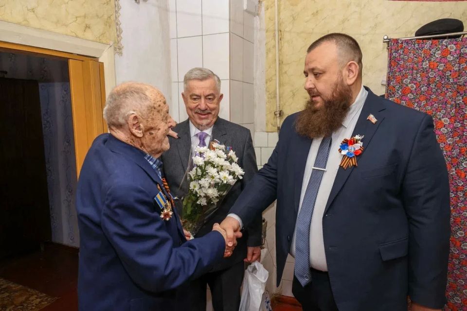 Виктор Водолацкий: В преддверии восемьдесят первой годовщины Великой Победы принял участие в акции «Подарок ветерану», старт которой по всей стране дала партия «Единая Россия» Виктор Водолацкий: В преддверии восемьдесят первой годовщины Великой Победы принял участие в акции «Подарок ветерану», старт которой по всей стране дала партия «Единая Россия»