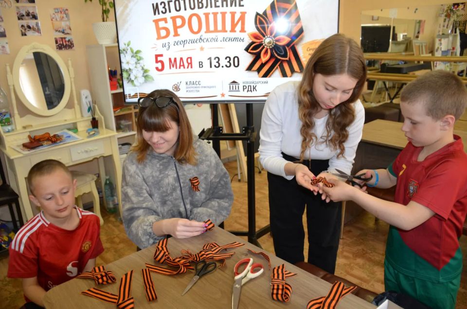 Символ Памяти и Гордости: Новоайдарцы изготовили броши из георгиевской лены ко Дню Победы Символ Памяти и Гордости: Новоайдарцы изготовили броши из георгиевской лены ко Дню Победы