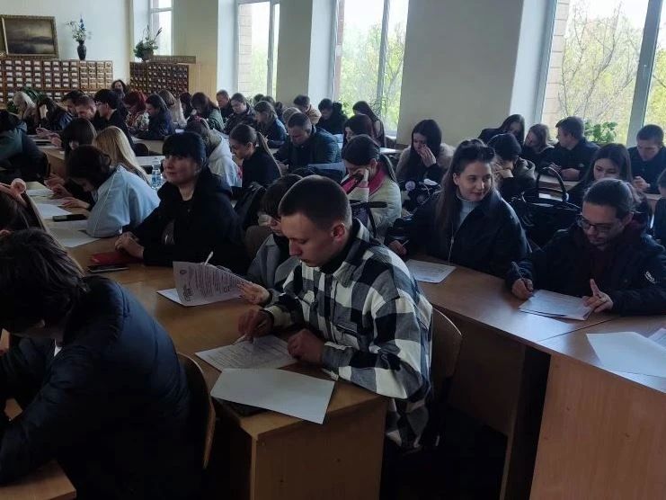 В Луганском ГАУ прошёл Избирательный диктант ко Дню молодого избирателя В Луганском ГАУ прошёл Избирательный диктант ко Дню молодого избирателя