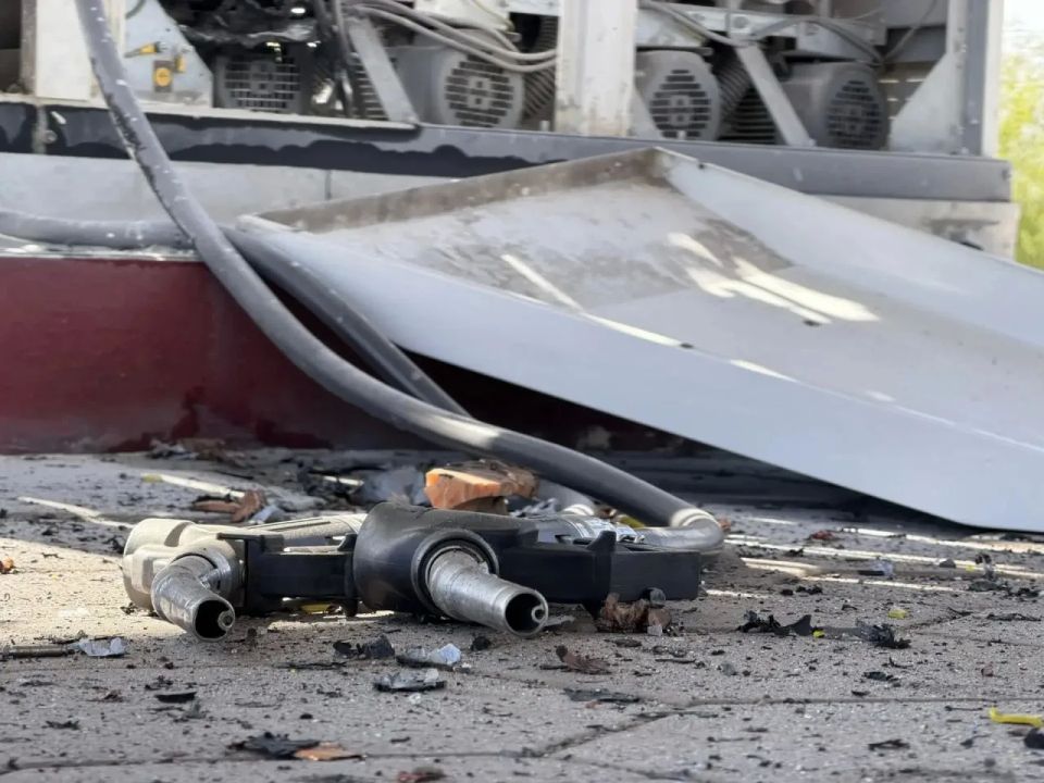 Боевики ВФУ ударили по АЗС в Первомайске Боевики ВФУ ударили по АЗС в Первомайске