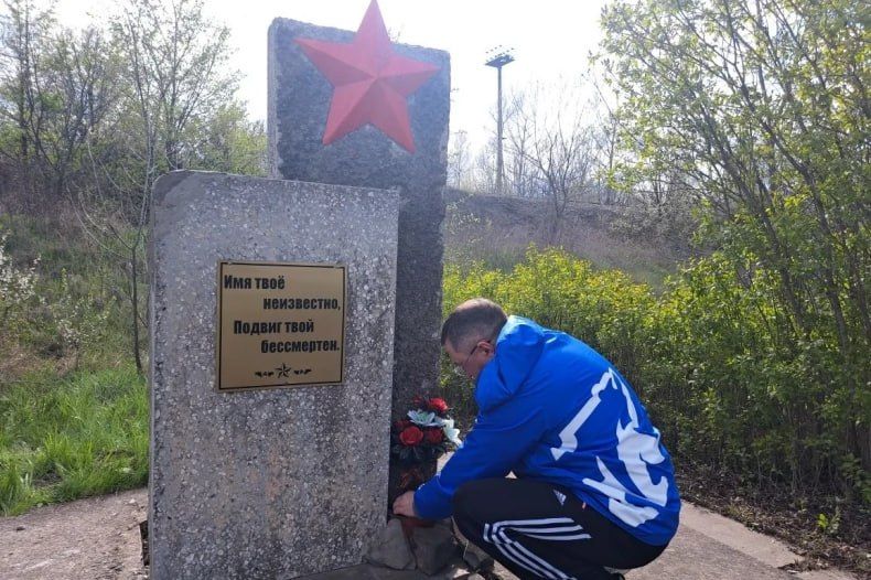 В преддверии Дня Великой Победы единороссы Свердловска навели порядки возле памятника «Неизвестному солдату» В преддверии Дня Великой Победы единороссы Свердловска навели порядки возле памятника «Неизвестному солдату»