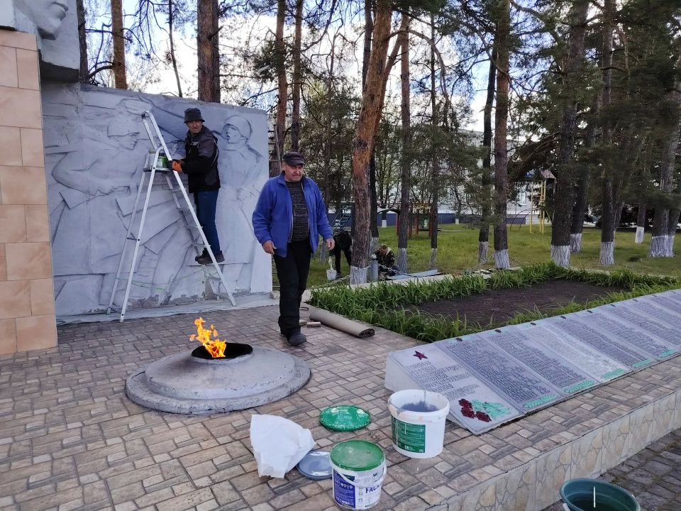 Чистота и память: субботник у памятника в с. Можняковка! Чистота и память: субботник у памятника в с. Можняковка!