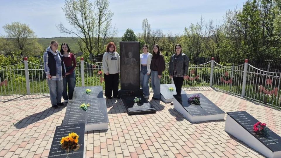 Память жива в делах!. Студенты Стахановского педколледжа с гордостью доказывают: подвиг дедов и прадедов в годы Великой Отечественной войны не забыт! Ребята присоединились к традиционной акции «Обелиск» и доказали, что это... Память жива в делах!. Студенты Стахановского педколледжа с гордостью доказывают: подвиг дедов и прадедов в годы Великой Отечественной войны не забыт! Ребята присоединились к традиционной акции «Обелиск» и доказали, что это...