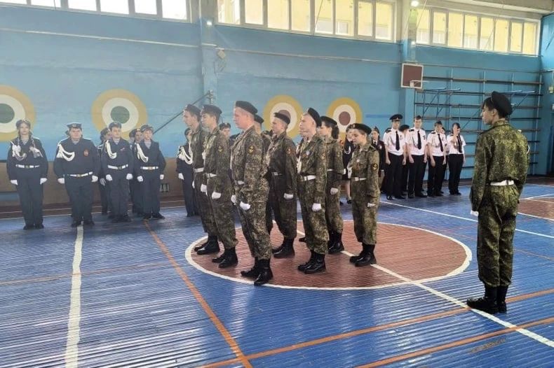 Военная выправка, гордость и патриотизм: в Свердловской СШ №8 прошёл смотр строя и песни Военная выправка, гордость и патриотизм: в Свердловской СШ №8 прошёл смотр строя и песни