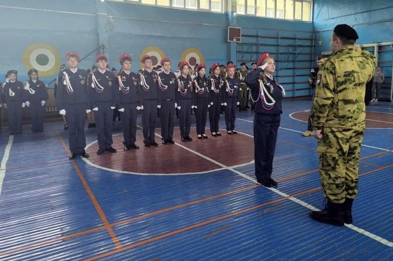 Военная выправка, гордость и патриотизм: в Свердловской СШ №8 прошёл смотр строя и песни Военная выправка, гордость и патриотизм: в Свердловской СШ №8 прошёл смотр строя и песни