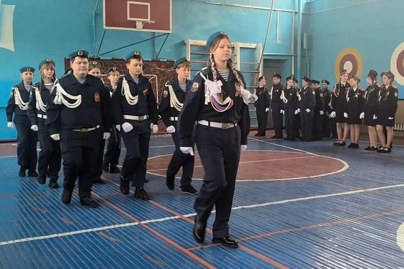 Военная выправка, гордость и патриотизм: в Свердловской СШ №8 прошёл смотр строя и песни Военная выправка, гордость и патриотизм: в Свердловской СШ №8 прошёл смотр строя и песни