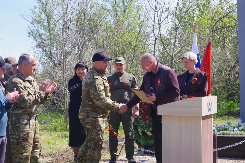 В преддверии Дня Победы в селе Хорошее состоялось важное и трогательное событие — после косметического ремонта был торжественно открыт памятник, Братская могила Советским воинам, погибшим в годы Великой Отечественной войны В преддверии Дня Победы в селе Хорошее состоялось важное и трогательное событие — после косметического ремонта был торжественно открыт памятник, Братская могила Советским воинам, погибшим в годы Великой Отечественной войны