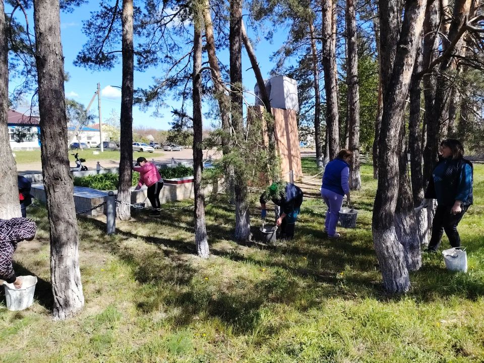 Чистота и память: субботник у памятника в с. Можняковка! Чистота и память: субботник у памятника в с. Можняковка!