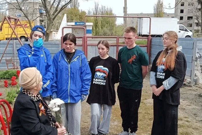 Антрацитовские единороссы помогли ветерану Великой Отечественной войны в рамках акции «Палисадник Победы» Антрацитовские единороссы помогли ветерану Великой Отечественной войны в рамках акции «Палисадник Победы»
