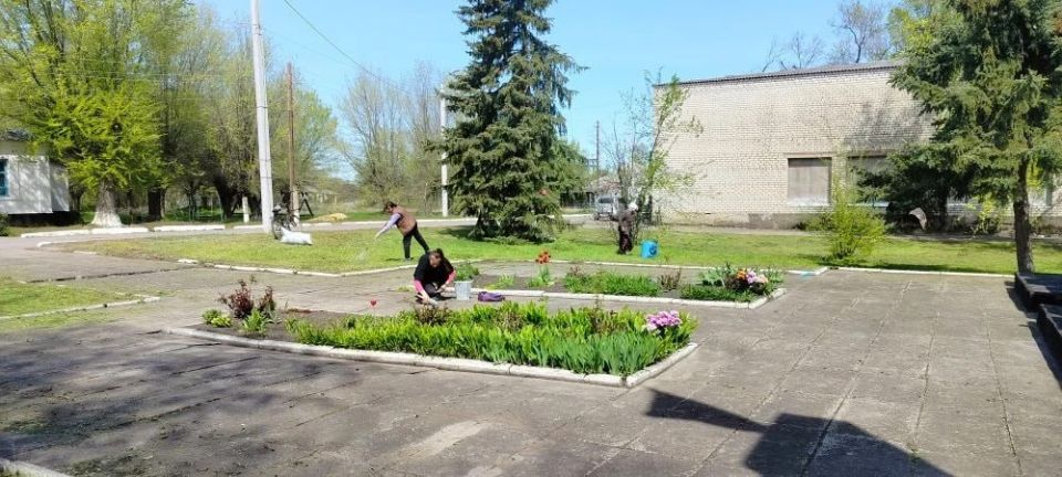 Активисты и сторонники Единой России провели субботник в Сквере Славы села Красная Таловка Активисты и сторонники Единой России провели субботник в Сквере Славы села Красная Таловка