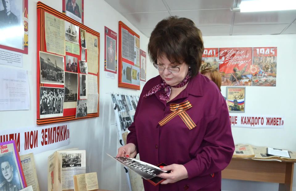 Память поколений: в Новоайдаре открылась выставка к 81-й годовщине Великой Победы Память поколений: в Новоайдаре открылась выставка к 81-й годовщине Великой Победы
