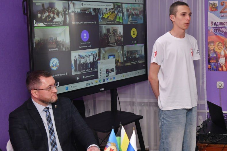 Свердловчане и представители Красноярского края приняли участие в республиканском форуме «Луганский характер - характер победителей» Свердловчане и представители Красноярского края приняли участие в республиканском форуме «Луганский характер - характер победителей»