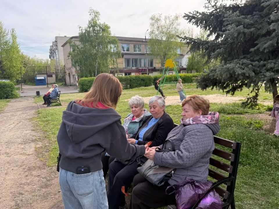 Память поколений. В преддверии памятных дат, посвящённых подвигу героев Великой Отечественной войны, в стране продолжается Всероссийская акция «Георгиевская ленточка» Память поколений. В преддверии памятных дат, посвящённых подвигу героев Великой Отечественной войны, в стране продолжается Всероссийская акция «Георгиевская ленточка»