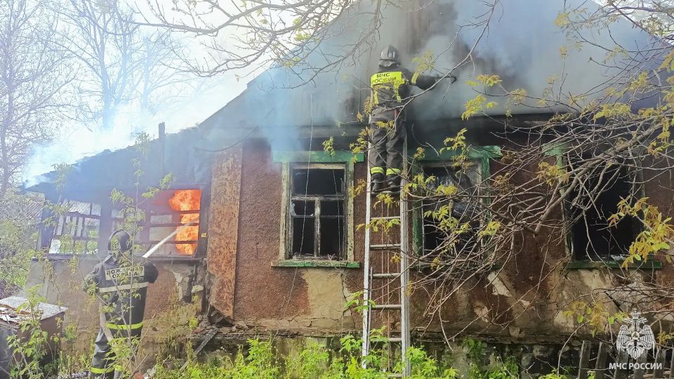 В Брянке сотрудники МЧС России ликвидировали пожар В Брянке сотрудники МЧС России ликвидировали пожар