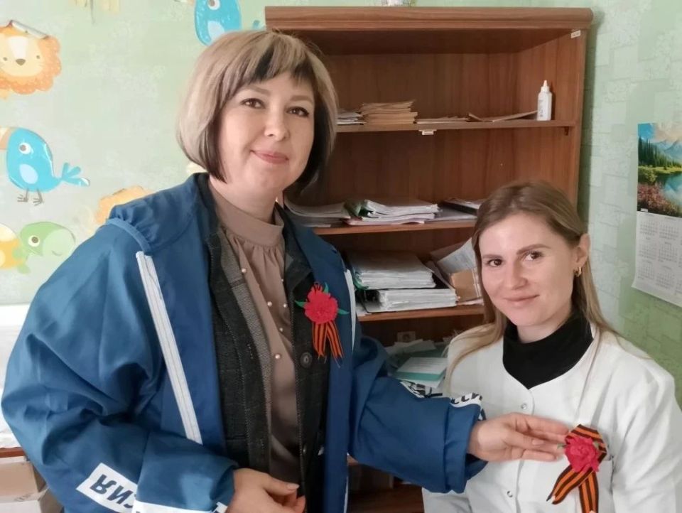 В посёлке городского типа Есауловка с большим патриотическим подъёмом прошла традиционная акция «Георгиевская ленточка», приуроченная ко Дню Победы — одному из самых значимых и трогательных праздников в нашей стране В посёлке городского типа Есауловка с большим патриотическим подъёмом прошла традиционная акция «Георгиевская ленточка», приуроченная ко Дню Победы — одному из самых значимых и трогательных праздников в нашей стране
