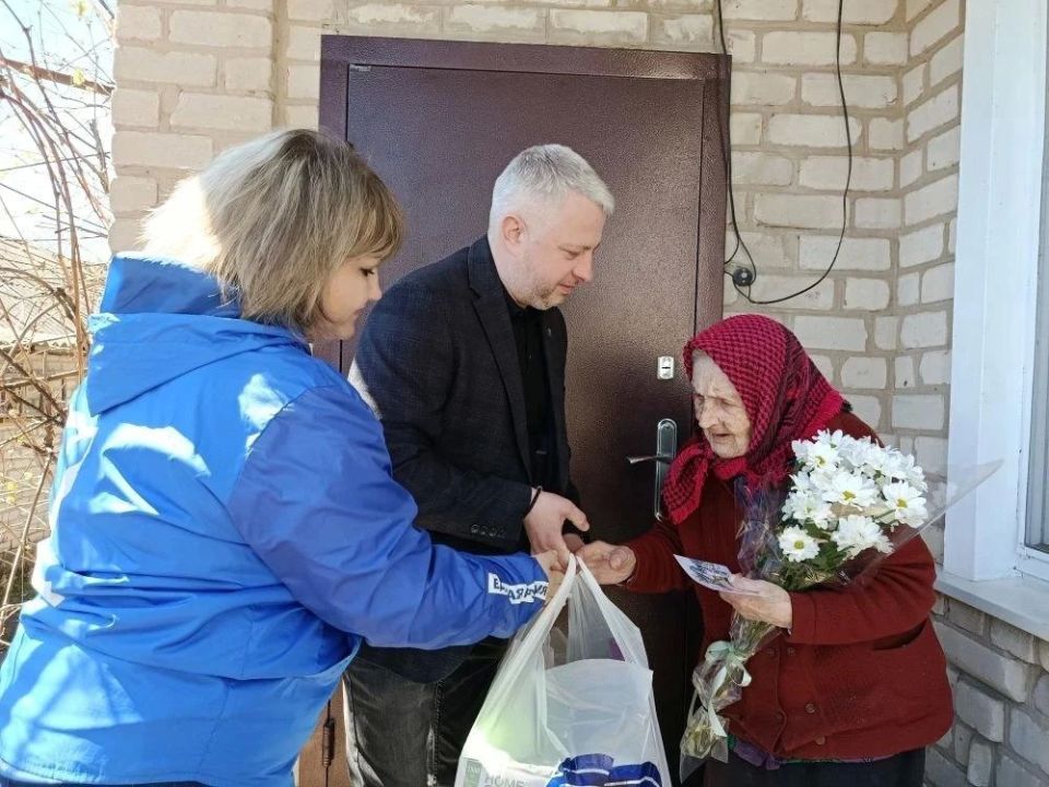 В Новоайдаре участникам войны советник главы Тамбовской области вручил подарки В Новоайдаре участникам войны советник главы Тамбовской области вручил подарки