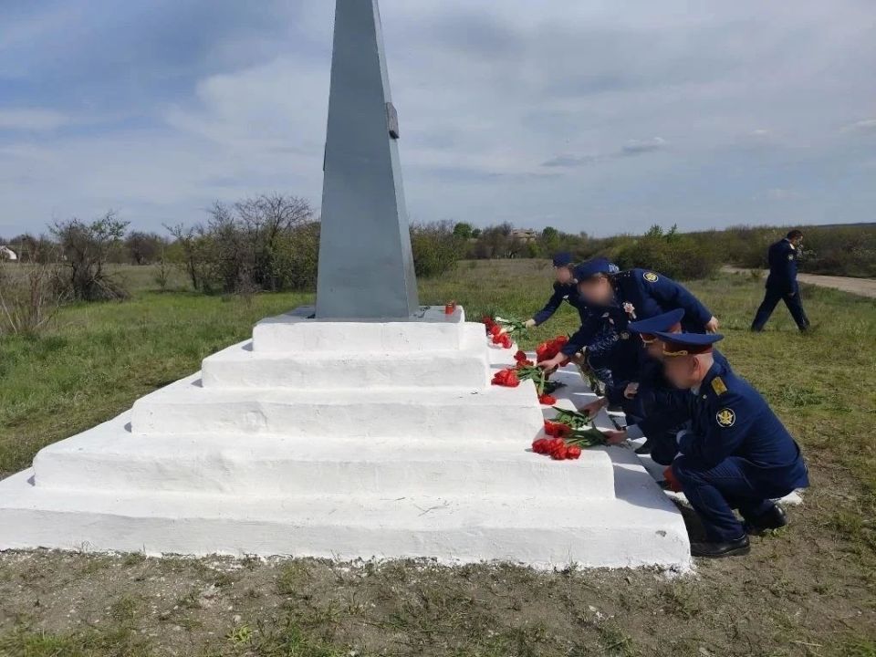 Сотрудники ИК № 3 регионального УФСИН привели в порядок обелиск на братской могиле защитников рубежа реки Миус Сотрудники ИК № 3 регионального УФСИН привели в порядок обелиск на братской могиле защитников рубежа реки Миус
