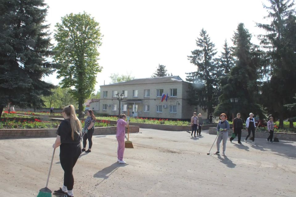 Чистота и порядок в парке Горького: сотрудники администрации и подведомственных учреждений приняли участие в субботнике Чистота и порядок в парке Горького: сотрудники администрации и подведомственных учреждений приняли участие в субботнике