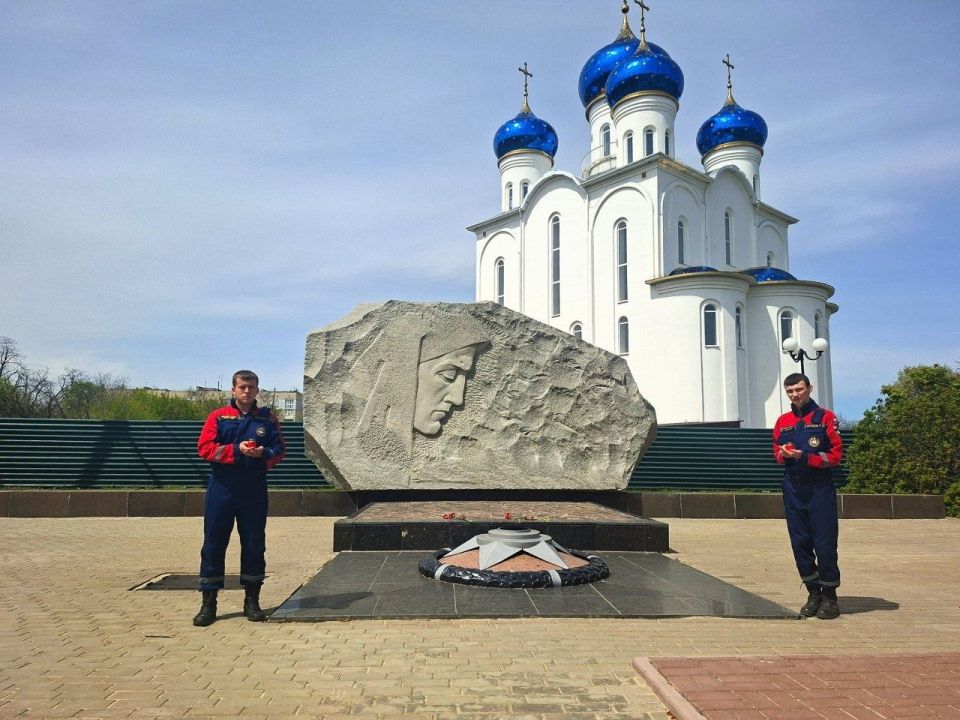 Сегодня добровольцы ССО «Молодогвардеец» ЛугРО ВСКС, студенты Краснодонского факультета инженерии и менеджмента (филиал) ЛГУ им. В. Даля, приняли участие во Всероссийской патриотической благотворительной акции «Свеча... Сегодня добровольцы ССО «Молодогвардеец» ЛугРО ВСКС, студенты Краснодонского факультета инженерии и менеджмента (филиал) ЛГУ им. В. Даля, приняли участие во Всероссийской патриотической благотворительной акции «Свеча...