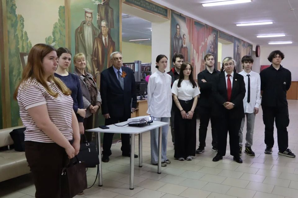 В Луганской Республиканской универсальной научной библиотеке имени М. Горького состоялось торжественное открытие историко-биографической выставки «Александр Молодчий – наш герой!» В Луганской Республиканской универсальной научной библиотеке имени М. Горького состоялось торжественное открытие историко-биографической выставки «Александр Молодчий – наш герой!»