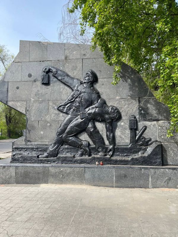 СОХРАНИМ ПАМЯТЬ. В годы Великой Отечественной войны было совершено множество подвигов не только военными, но и представителями гражданских профессий СОХРАНИМ ПАМЯТЬ. В годы Великой Отечественной войны было совершено множество подвигов не только военными, но и представителями гражданских профессий