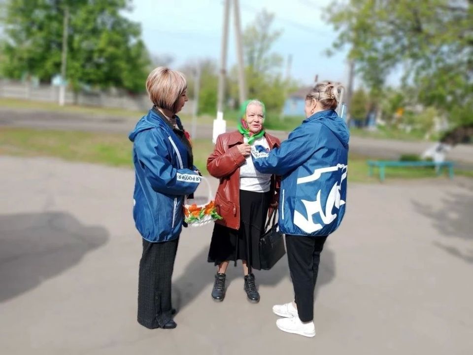 В посёлке городского типа Есауловка с большим патриотическим подъёмом прошла традиционная акция «Георгиевская ленточка», приуроченная ко Дню Победы — одному из самых значимых и трогательных праздников в нашей стране В посёлке городского типа Есауловка с большим патриотическим подъёмом прошла традиционная акция «Георгиевская ленточка», приуроченная ко Дню Победы — одному из самых значимых и трогательных праздников в нашей стране