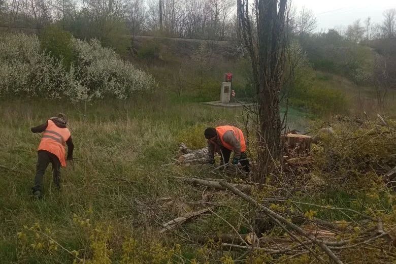 В Свердловском муниципальном округе стартовал сезон побелки бордюров и наведения санитарного порядка В Свердловском муниципальном округе стартовал сезон побелки бордюров и наведения санитарного порядка