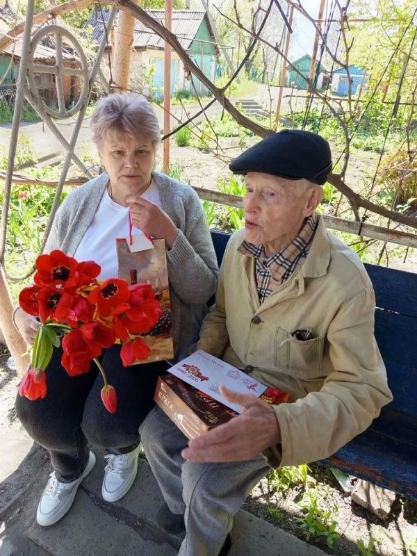 В преддверии 81 годовщины Дня Великой Победы депутаты Совета городского округа города Брянки Ольга Хисматулина и Алла Алферова совместно с юнармейцами ГБОУ ЛНР "Брянковская СШ № 4" поздравили ветеранов Великой Отечественной...