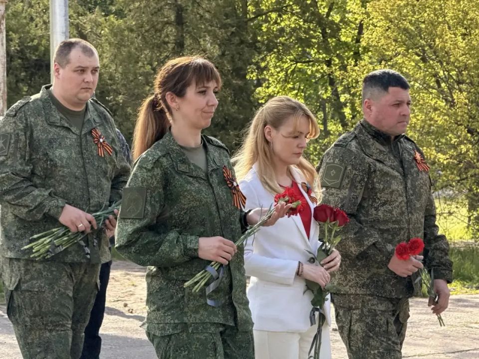 Дарья Лантратова: В преддверии праздника возложили цветы в Сквере Победы в Луганске Дарья Лантратова: В преддверии праздника возложили цветы в Сквере Победы в Луганске