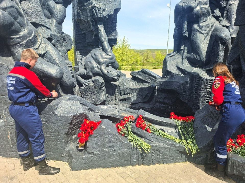 Сегодня добровольцы ССО «Молодогвардеец» ЛугРО ВСКС, студенты Краснодонского факультета инженерии и менеджмента (филиал) ЛГУ им. В. Даля, приняли участие во Всероссийской патриотической благотворительной акции «Свеча... Сегодня добровольцы ССО «Молодогвардеец» ЛугРО ВСКС, студенты Краснодонского факультета инженерии и менеджмента (филиал) ЛГУ им. В. Даля, приняли участие во Всероссийской патриотической благотворительной акции «Свеча...
