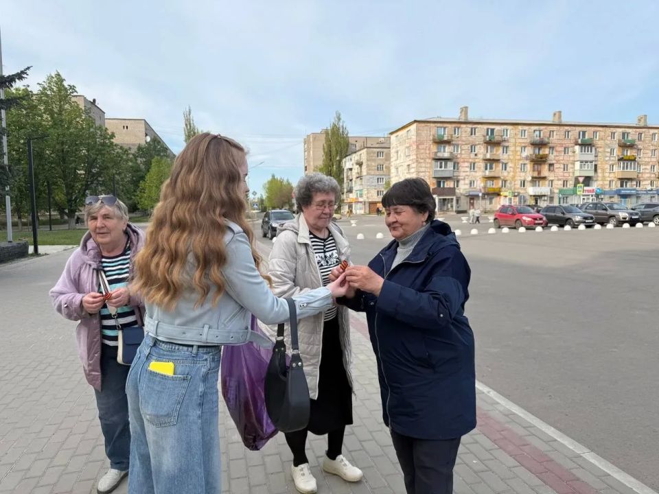 Память поколений. В преддверии памятных дат, посвящённых подвигу героев Великой Отечественной войны, в стране продолжается Всероссийская акция «Георгиевская ленточка» Память поколений. В преддверии памятных дат, посвящённых подвигу героев Великой Отечественной войны, в стране продолжается Всероссийская акция «Георгиевская ленточка»