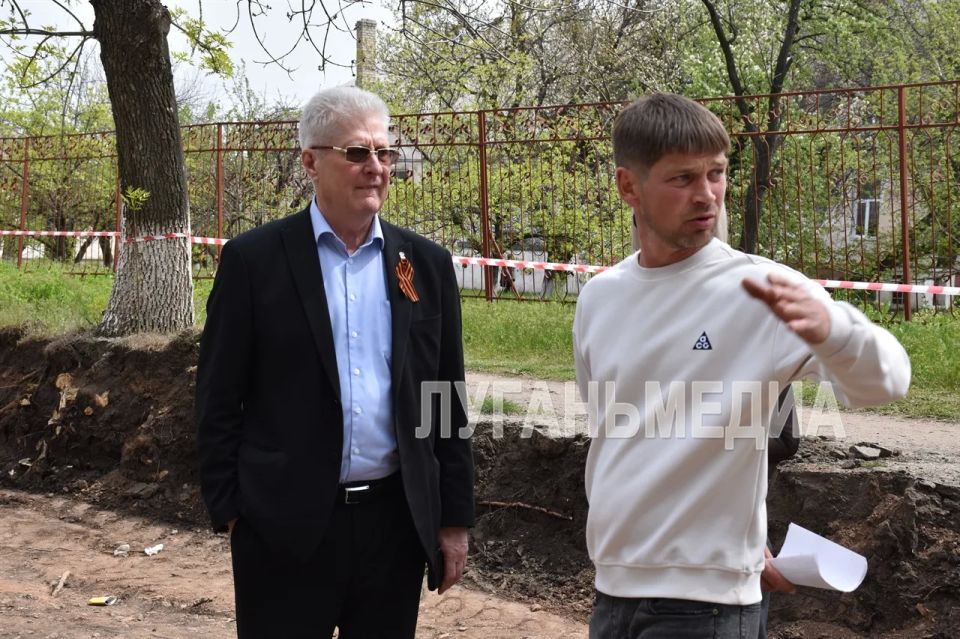 В Молодогвардейске ремонтируют дорогу В Молодогвардейске ремонтируют дорогу