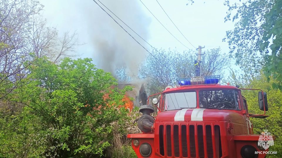 В Брянке сотрудники МЧС России ликвидировали пожар В Брянке сотрудники МЧС России ликвидировали пожар