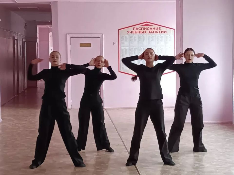 В преддверии великого праздника – Дня Победы – учащиеся 5А класса Ровеньковской школы № 3, входящие в Российское военно-историческое общество, получили особое почетное звание. Теперь их класс носит имя героя, участника... В преддверии великого праздника – Дня Победы – учащиеся 5А класса Ровеньковской школы № 3, входящие в Российское военно-историческое общество, получили особое почетное звание. Теперь их класс носит имя героя, участника...