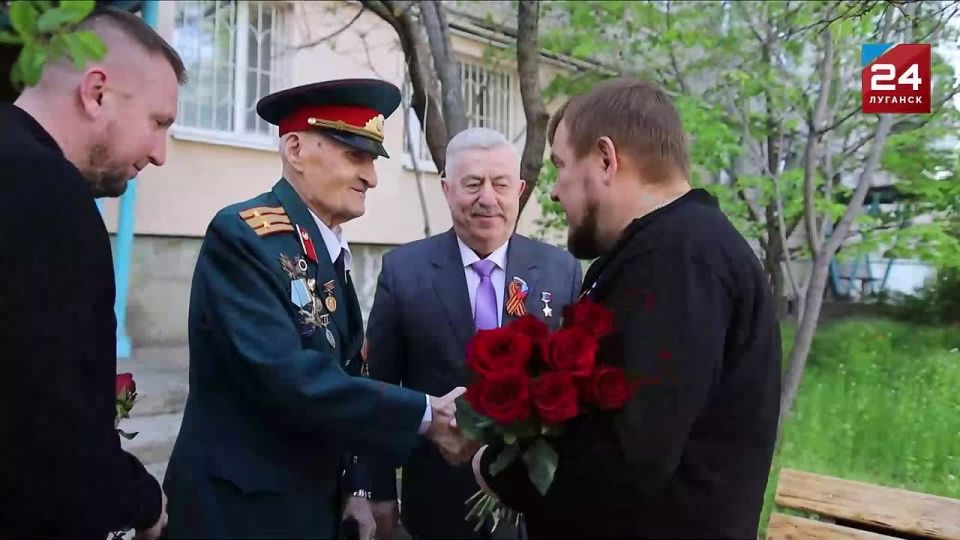 В благодарность за отвагу и Великую Победу: представители «Единой России» навестили ветеранов с подарками