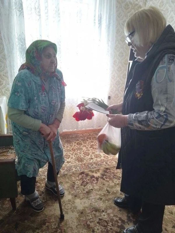 В преддверии 81 годовщины Дня Великой Победы депутаты Совета городского округа города Брянки Ольга Хисматулина и Алла Алферова совместно с юнармейцами ГБОУ ЛНР "Брянковская СШ № 4" поздравили ветеранов Великой Отечественной... В преддверии 81 годовщины Дня Великой Победы депутаты Совета городского округа города Брянки Ольга Хисматулина и Алла Алферова совместно с юнармейцами ГБОУ ЛНР "Брянковская СШ № 4" поздравили ветеранов Великой Отечественной...