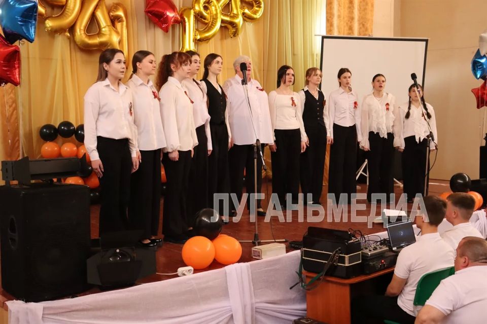Четырнадцать Парт Героя в честь героев Великой Отечественной войны и участников специальной военной операции открыли в Свердловской СШ № 6 в рамках проекта партии «Единая Россия» «Новая школа» Четырнадцать Парт Героя в честь героев Великой Отечественной войны и участников специальной военной операции открыли в Свердловской СШ № 6 в рамках проекта партии «Единая Россия» «Новая школа»