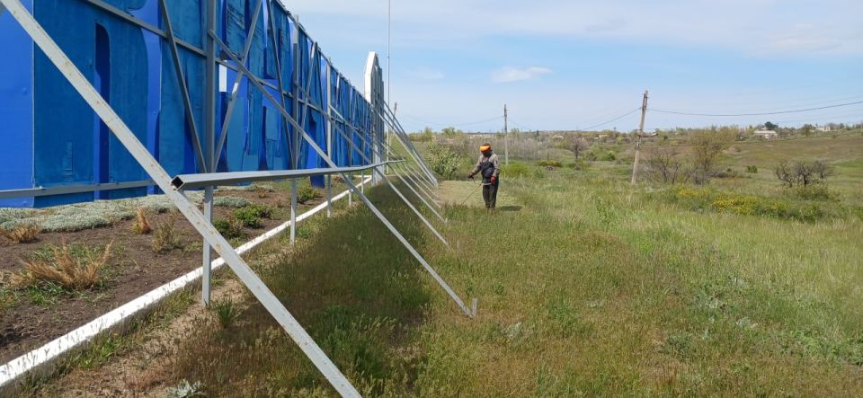 В поселке Изварино провели работы по благоустройству у памятного знака В поселке Изварино провели работы по благоустройству у памятного знака