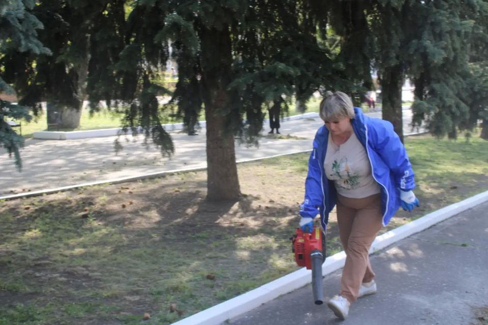 Чистота и порядок в парке Горького: сотрудники администрации и подведомственных учреждений приняли участие в субботнике Чистота и порядок в парке Горького: сотрудники администрации и подведомственных учреждений приняли участие в субботнике