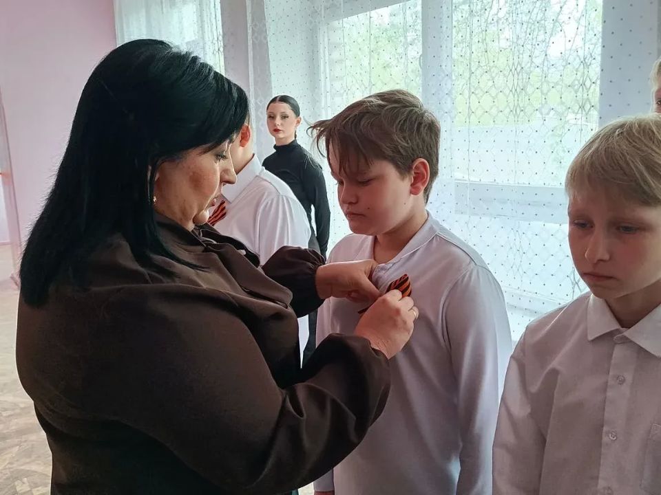 В преддверии великого праздника – Дня Победы – учащиеся 5А класса Ровеньковской школы № 3, входящие в Российское военно-историческое общество, получили особое почетное звание. Теперь их класс носит имя героя, участника... В преддверии великого праздника – Дня Победы – учащиеся 5А класса Ровеньковской школы № 3, входящие в Российское военно-историческое общество, получили особое почетное звание. Теперь их класс носит имя героя, участника...