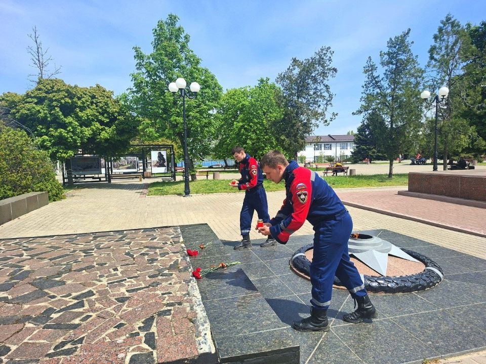 Сегодня добровольцы ССО «Молодогвардеец» ЛугРО ВСКС, студенты Краснодонского факультета инженерии и менеджмента (филиал) ЛГУ им. В. Даля, приняли участие во Всероссийской патриотической благотворительной акции «Свеча... Сегодня добровольцы ССО «Молодогвардеец» ЛугРО ВСКС, студенты Краснодонского факультета инженерии и менеджмента (филиал) ЛГУ им. В. Даля, приняли участие во Всероссийской патриотической благотворительной акции «Свеча...