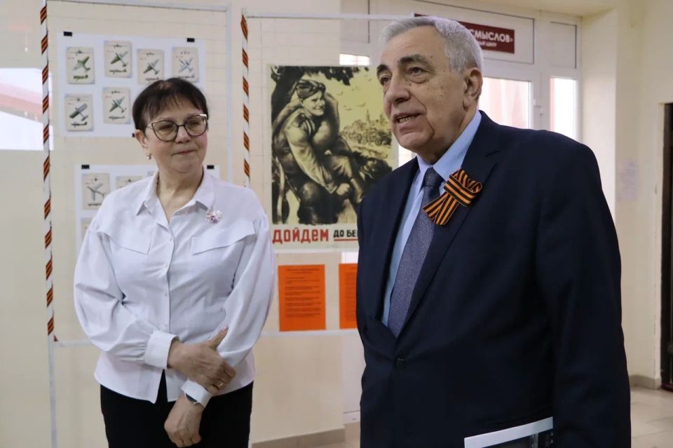 В Луганской Республиканской универсальной научной библиотеке имени М. Горького состоялось торжественное открытие историко-биографической выставки «Александр Молодчий – наш герой!» В Луганской Республиканской универсальной научной библиотеке имени М. Горького состоялось торжественное открытие историко-биографической выставки «Александр Молодчий – наш герой!»