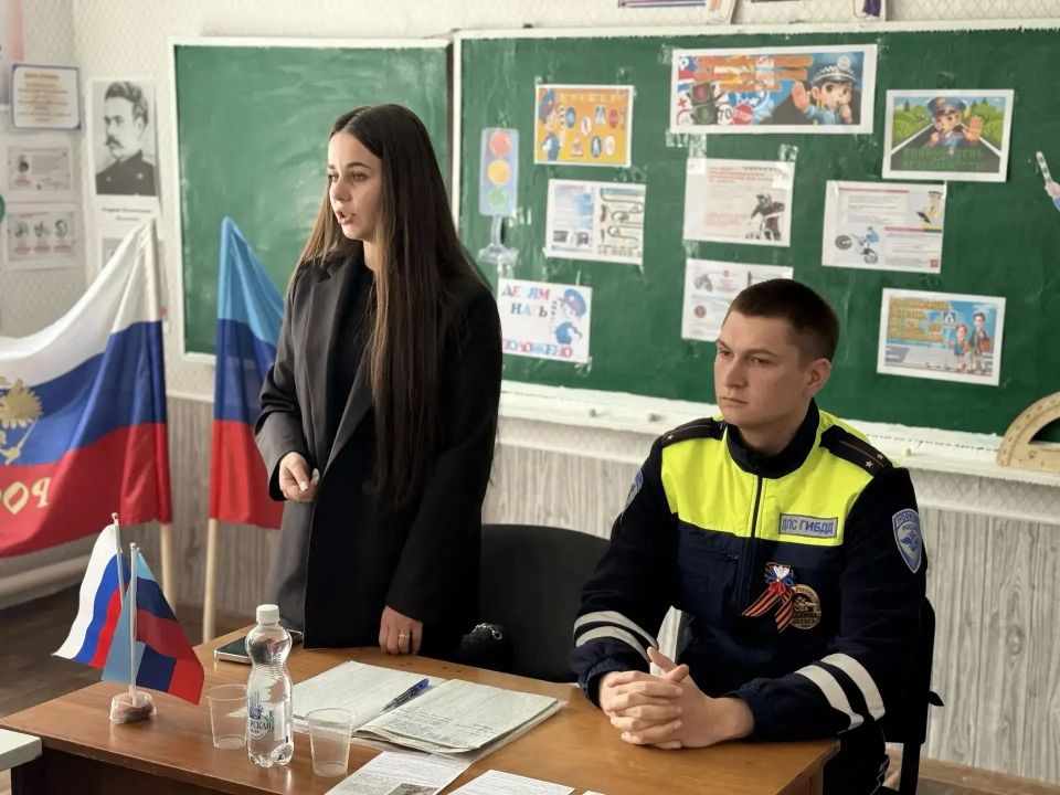 В образовательных учреждениях города проведены профилактические беседы для обучающихся по формированию навыков безопасного поведения на дороге сотрудниками управления образования и отделения ГИБДД В образовательных учреждениях города проведены профилактические беседы для обучающихся по формированию навыков безопасного поведения на дороге сотрудниками управления образования и отделения ГИБДД