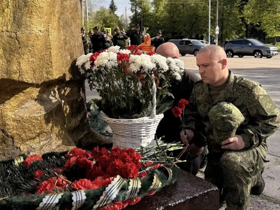 Дарья Лантратова: В преддверии праздника возложили цветы в Сквере Победы в Луганске Дарья Лантратова: В преддверии праздника возложили цветы в Сквере Победы в Луганске