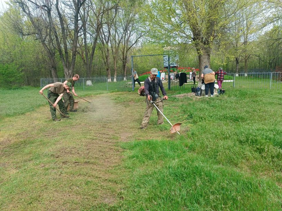 Субботник по благоустройству памятного места в селе Давыдо -Никольское Субботник по благоустройству памятного места в селе Давыдо -Никольское
