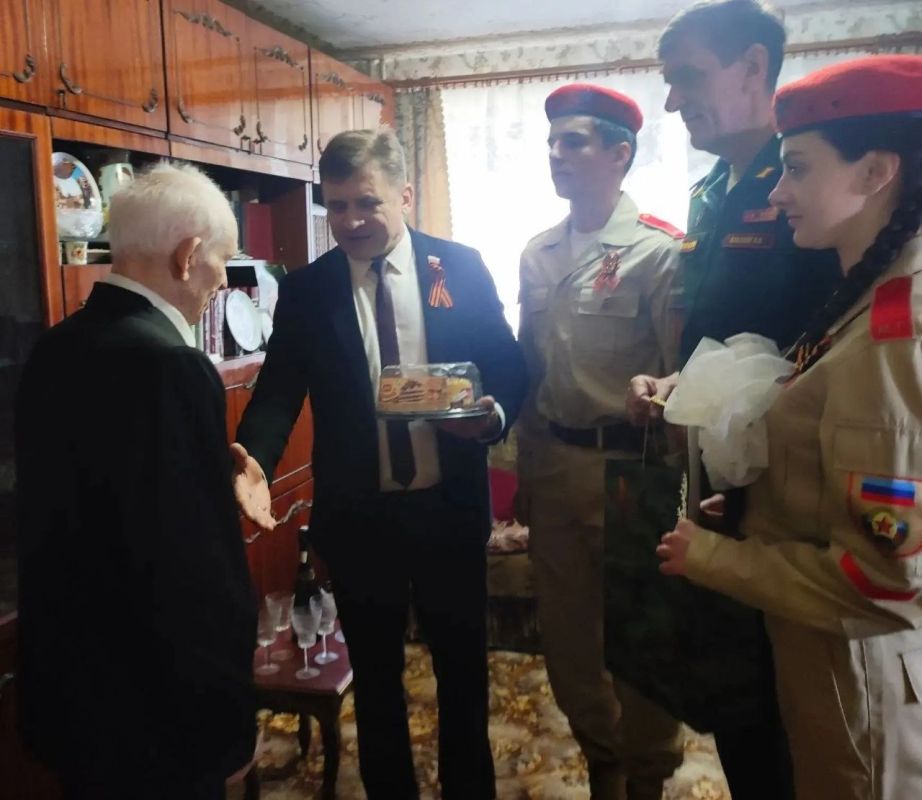 Роман Лысенко: В преддверии великого праздника — Дня Победы, город Алчевск присоединился к всероссийской акции «Подарок ветерану» Роман Лысенко: В преддверии великого праздника — Дня Победы, город Алчевск присоединился к всероссийской акции «Подарок ветерану»