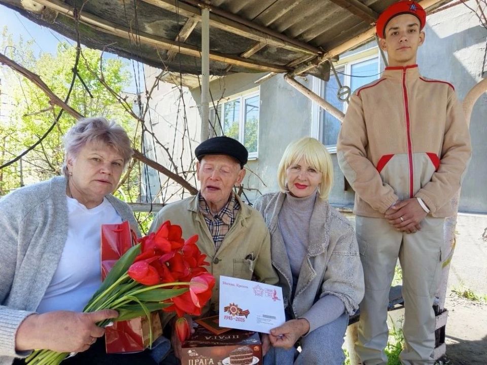 В преддверии 81 годовщины Дня Великой Победы депутаты Совета городского округа города Брянки Ольга Хисматулина и Алла Алферова совместно с юнармейцами ГБОУ ЛНР "Брянковская СШ № 4" поздравили ветеранов Великой Отечественной... В преддверии 81 годовщины Дня Великой Победы депутаты Совета городского округа города Брянки Ольга Хисматулина и Алла Алферова совместно с юнармейцами ГБОУ ЛНР "Брянковская СШ № 4" поздравили ветеранов Великой Отечественной...