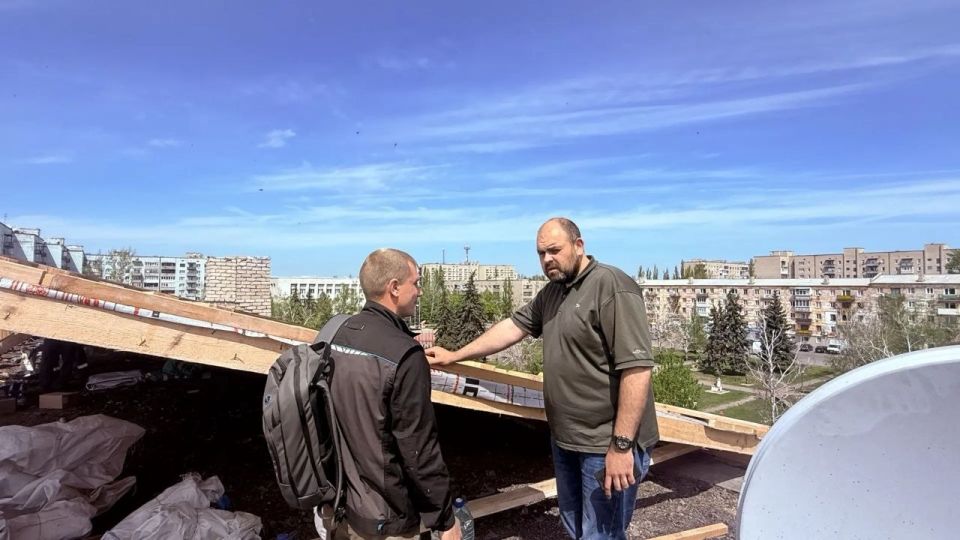 В Кировске по народной программе «Единой России» осуществили осмотр скатной крыши многоквартирного дома В Кировске по народной программе «Единой России» осуществили осмотр скатной крыши многоквартирного дома