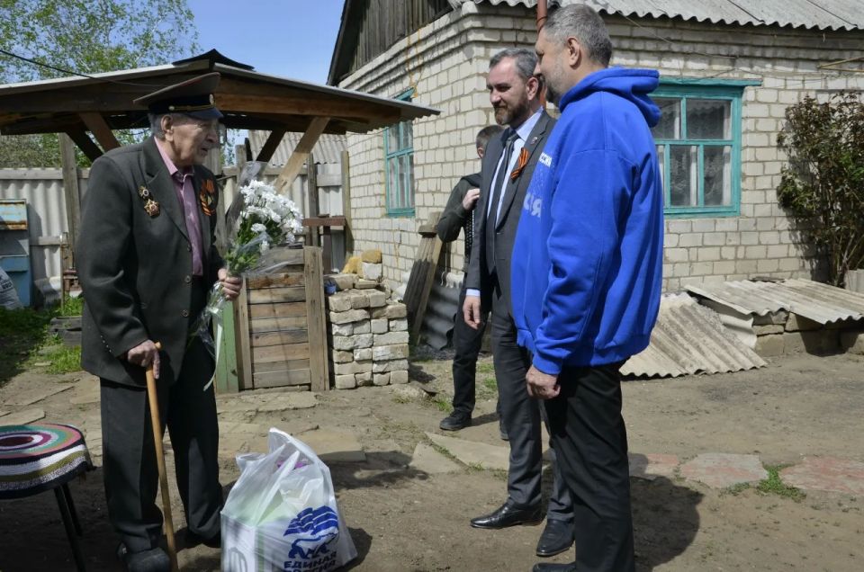 Лутугинские единороссы поздравили ветерана Великой Отечественной войны Николая Кашубу Лутугинские единороссы поздравили ветерана Великой Отечественной войны Николая Кашубу